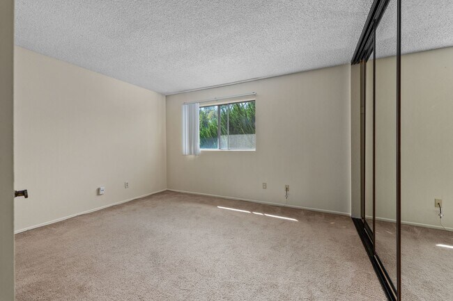 Building Photo - Beautiful UTC Townhome with Private Patio,...