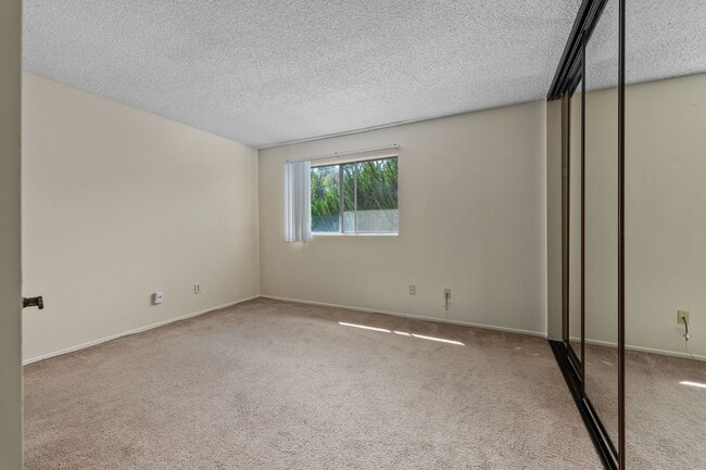 Building Photo - Spacious 3-Bedroom Townhome Near UCSD & UT...