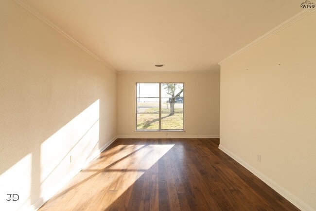 Building Photo - 674 Bell Rd S