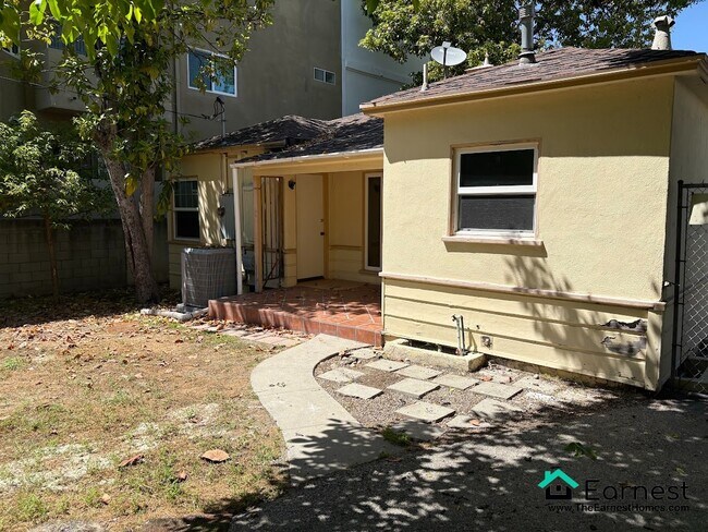 Building Photo - Beautifully Located 2-Bed Home in the Hear...