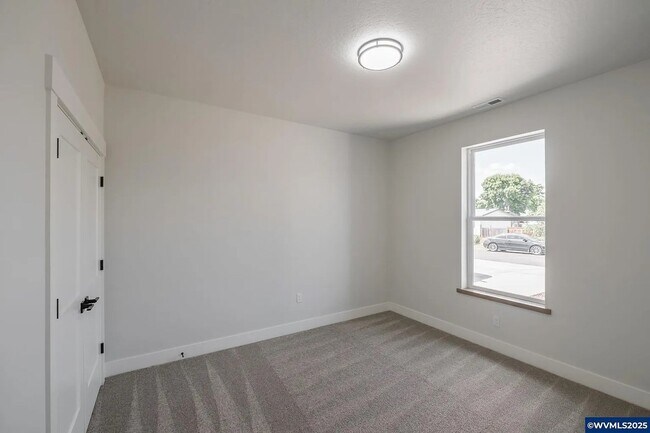 Building Photo - 4 Bedroom 2 Bath House