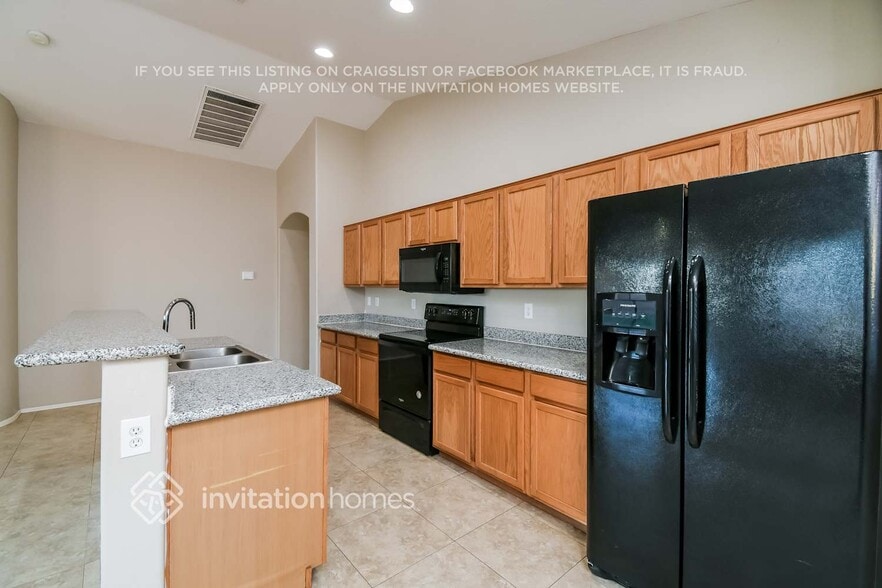 Building Photo - 204 W Belmont Red Cir