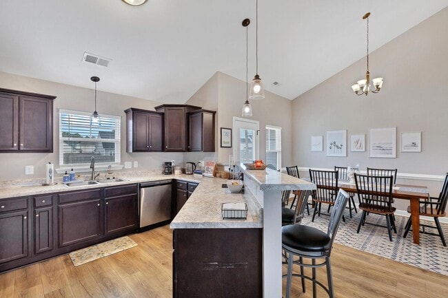Building Photo - Bonus Room and Neighborhood POOL!