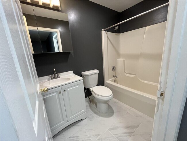 Building Photo - 11 Newcomb St