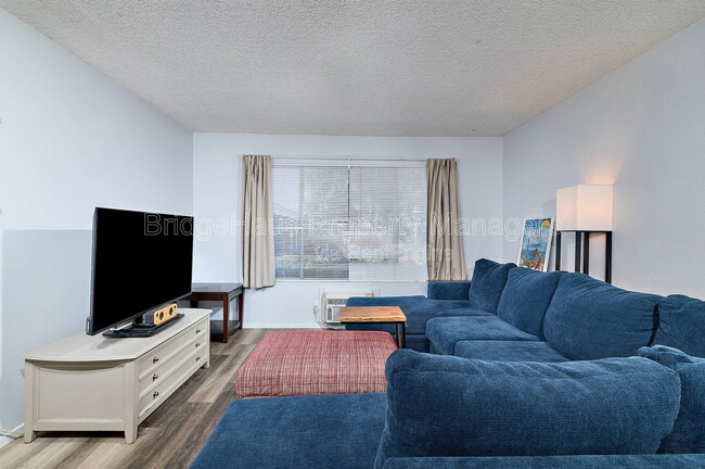 Building Photo - 4560 Maple Ave