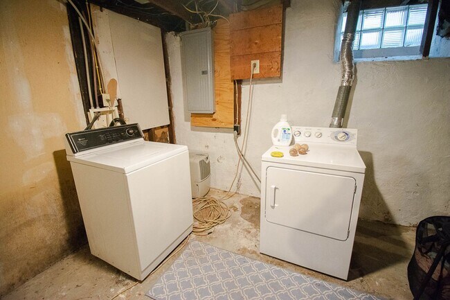 Building Photo - Charming & Spacious Main-Level Apartment Near Downtown
