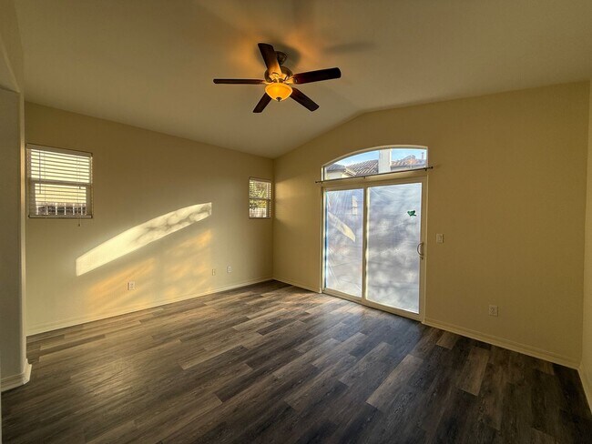 Building Photo - Beautiful Bradley Square Single Story Home With Easy Access to Shopping/101 Frwy