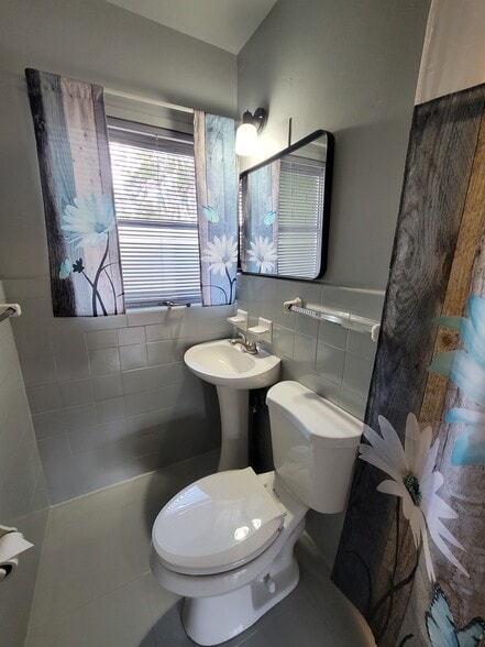 Building Photo - 5321 NE 29th St