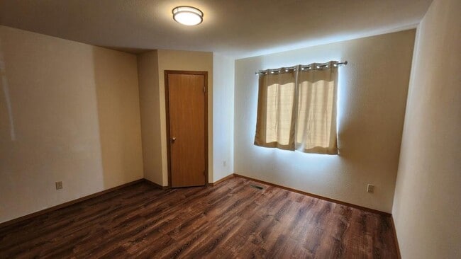 Building Photo - 530 N Orchard Ave