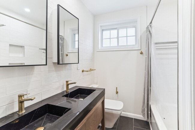 Building Photo - Lovely 3br/3ba home minutes from Downtown ...