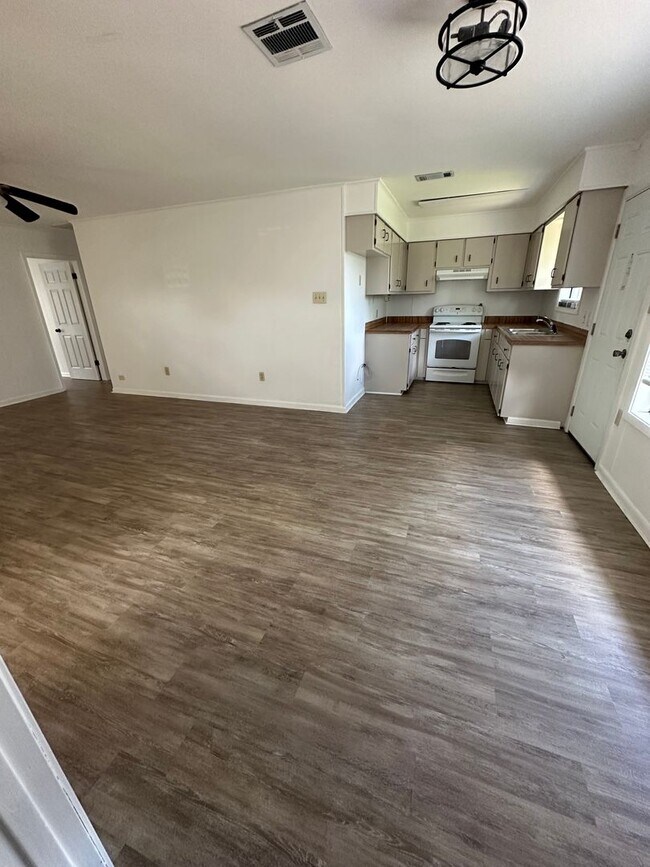 Building Photo - Updated 3 Bedroom 1.5 Bath Home in Gray
