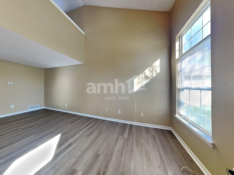 Building Photo - 1721 Blue Lake Dr