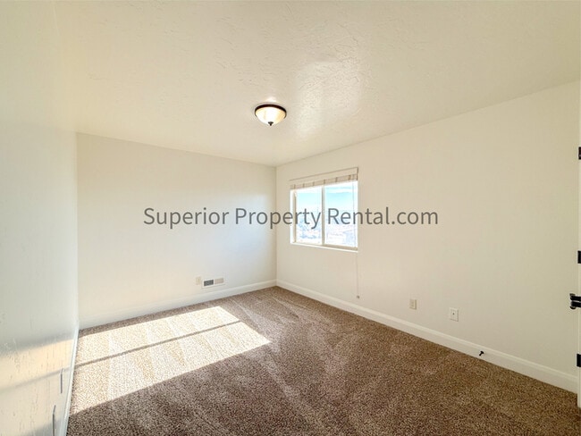 Building Photo - 4 bed, 2.5 bath duple w/2 car garage