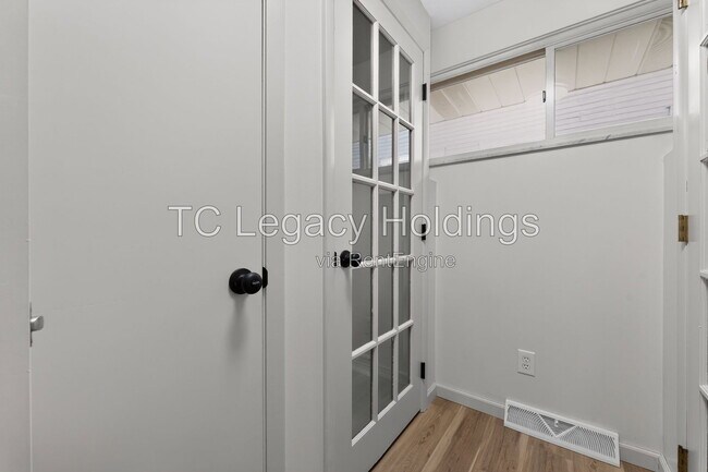 Building Photo - 729 Ridgeway Ave