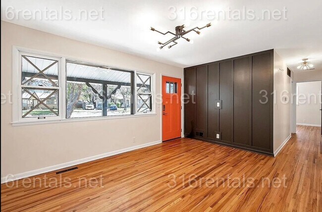 Building Photo - $1795 - 4 bed 2 bath - Single Family Home