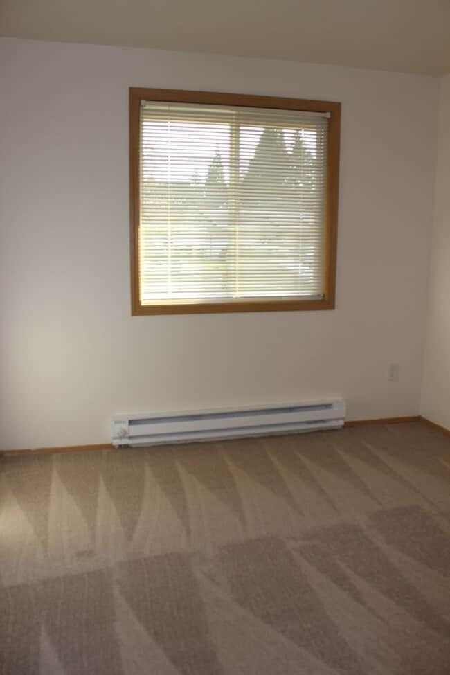 Building Photo - 3 bedroom 1 bath home in Hillsboro near Max line