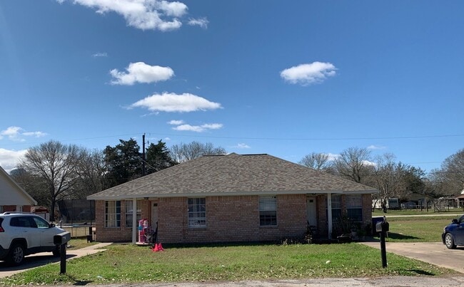Building Photo - Newly refreshed spacious 2bedrooms,2 baths duplex in Eagle Lake, TX.