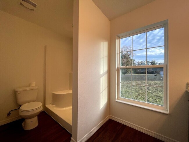 Building Photo - 3 bedroom, 2 bath, 2 car garage home on a ...