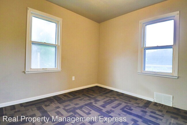 Building Photo - 3 br, 1 bath House - 2905 E 19th Street