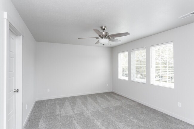 Building Photo - 3 Bedroom Townhome - Private backyard