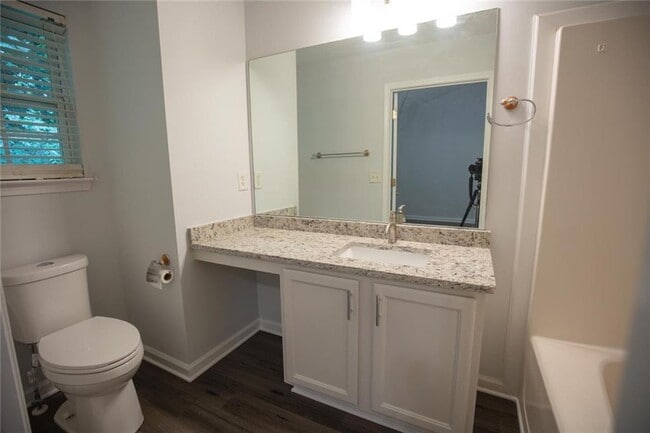 Building Photo - 649 Kenridge Dr