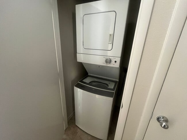 Building Photo - 2 bedroom Townhome located near Nellis Air Force Base!!