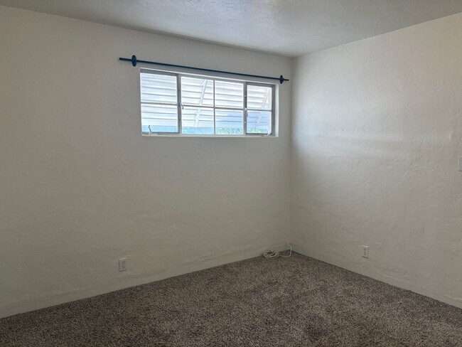 Building Photo - Central 3 Bedroom