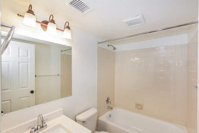 Building Photo - 1419 N Rowen