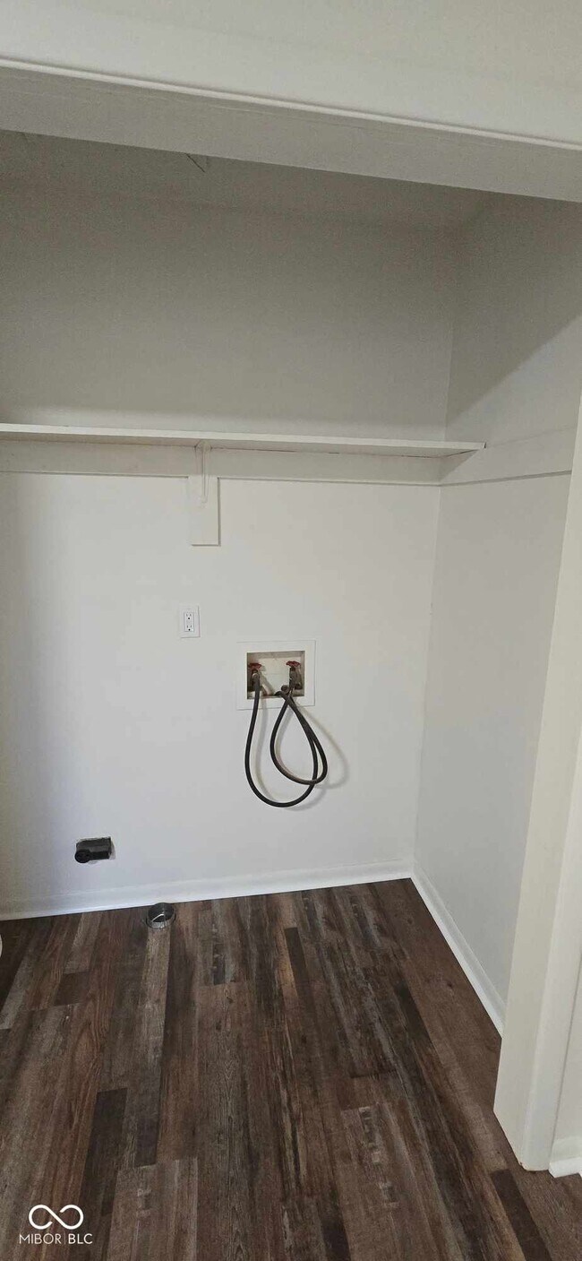 Building Photo - 570 US-52