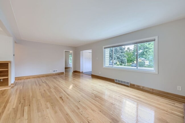 Building Photo - Wonderful West Old Town Home! A must see! ...