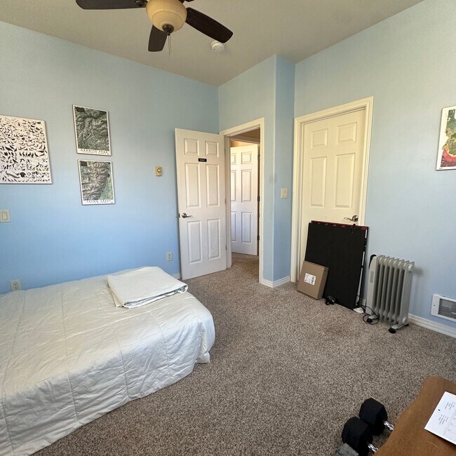 Building Photo - Spacious  3 bedroom 2.5 bathroom townhouse