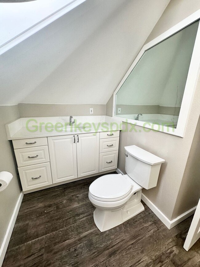 Building Photo - Gorgeous 1 Bedroom 1 Bath Top Floor Unit i...