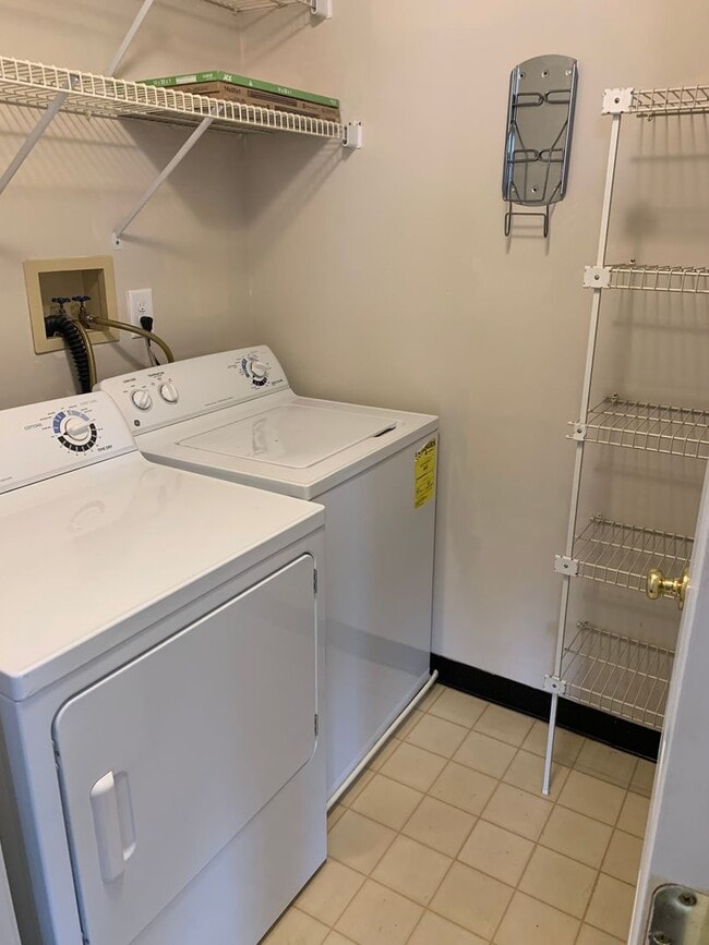 Building Photo - Light Filled 2bd 2bth Penthouse Condo In Piney Orchard!
