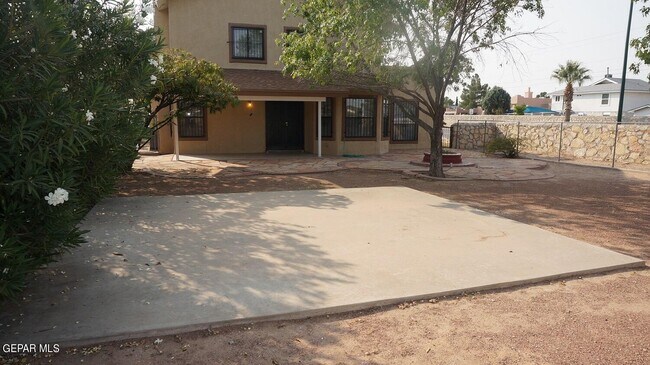Building Photo - 1801 Garden Gate Way