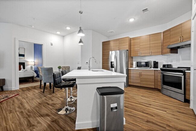 Building Photo - 2425 E Riverside Dr