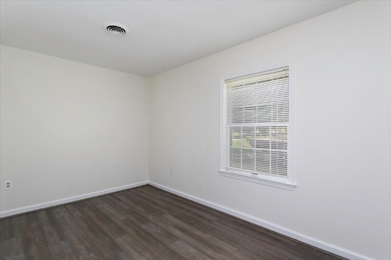 Building Photo - 129a Manor Ave N