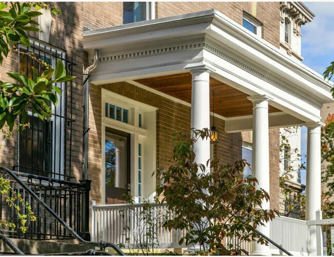 Building Photo - 1601 Hobart St NW