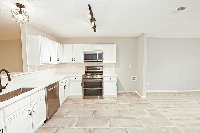 Building Photo - 1379 Honeysuckle Ln