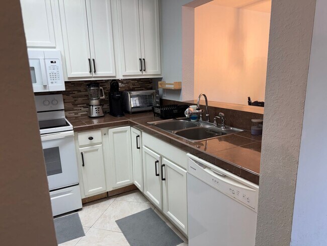 Building Photo - Spacious Furnished 3bd/3ba in Windsor Park! Close to Campus, Surrounded by Nature!