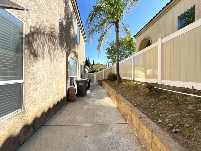 Building Photo - 4 bed, 3 bath located in Corona, CA!