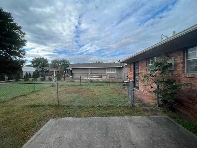 Building Photo - Large home in Pigeon Forge