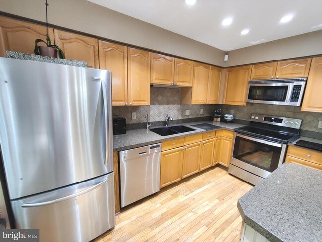 Building Photo - 7212 Burton Hill Ct
