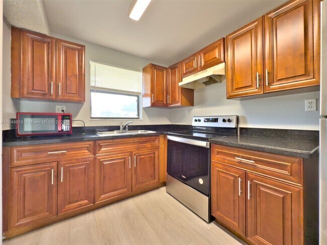 Building Photo - 6001 Shaker Wood Cir