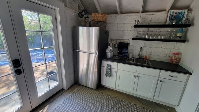 Building Photo - 3 Bed, 2 Bath Furnished Home in Greenville...