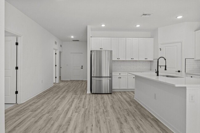 Building Photo - 548 Knapp St
