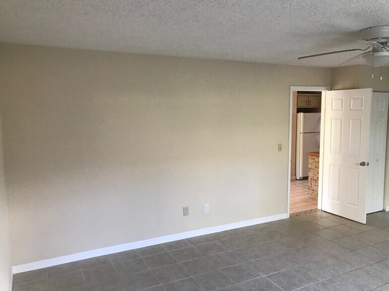 Building Photo - 19 Woodstone Ln