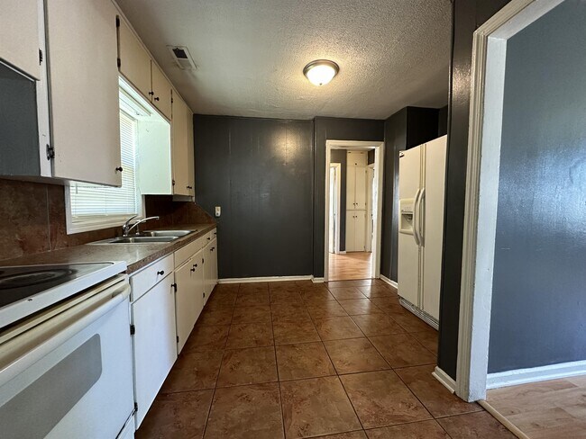 Building Photo - 1332 N Erie St