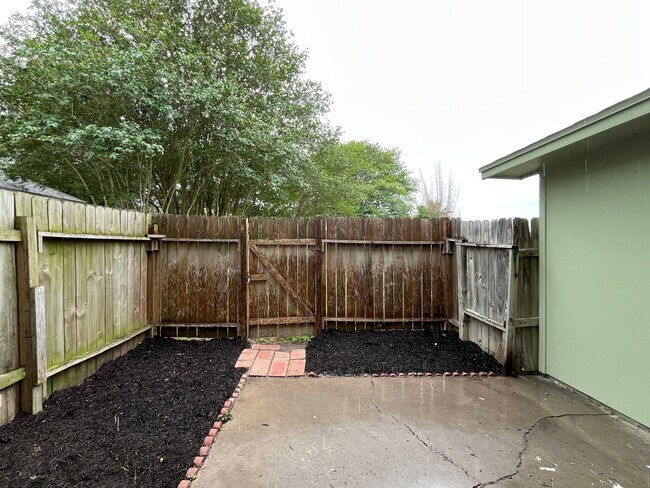 Building Photo - Southside Townhome