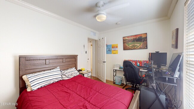 Building Photo - 453 El Camino Dr