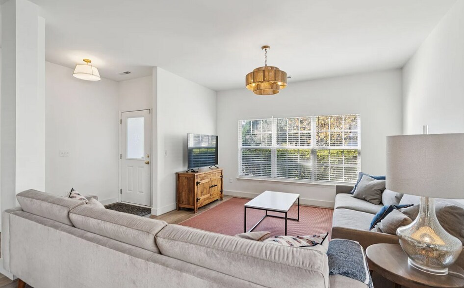 Building Photo - 2802 Summertrees Blvd